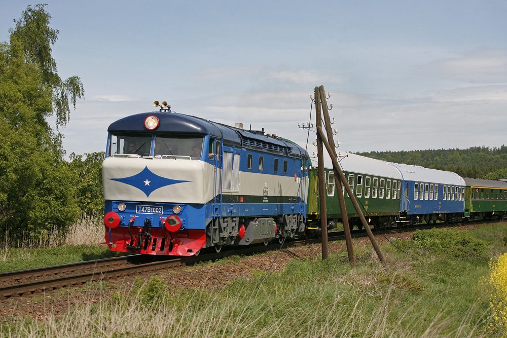 Historický vlak v čele s motorovou lokomotivou T 478.1002 "Cecula"