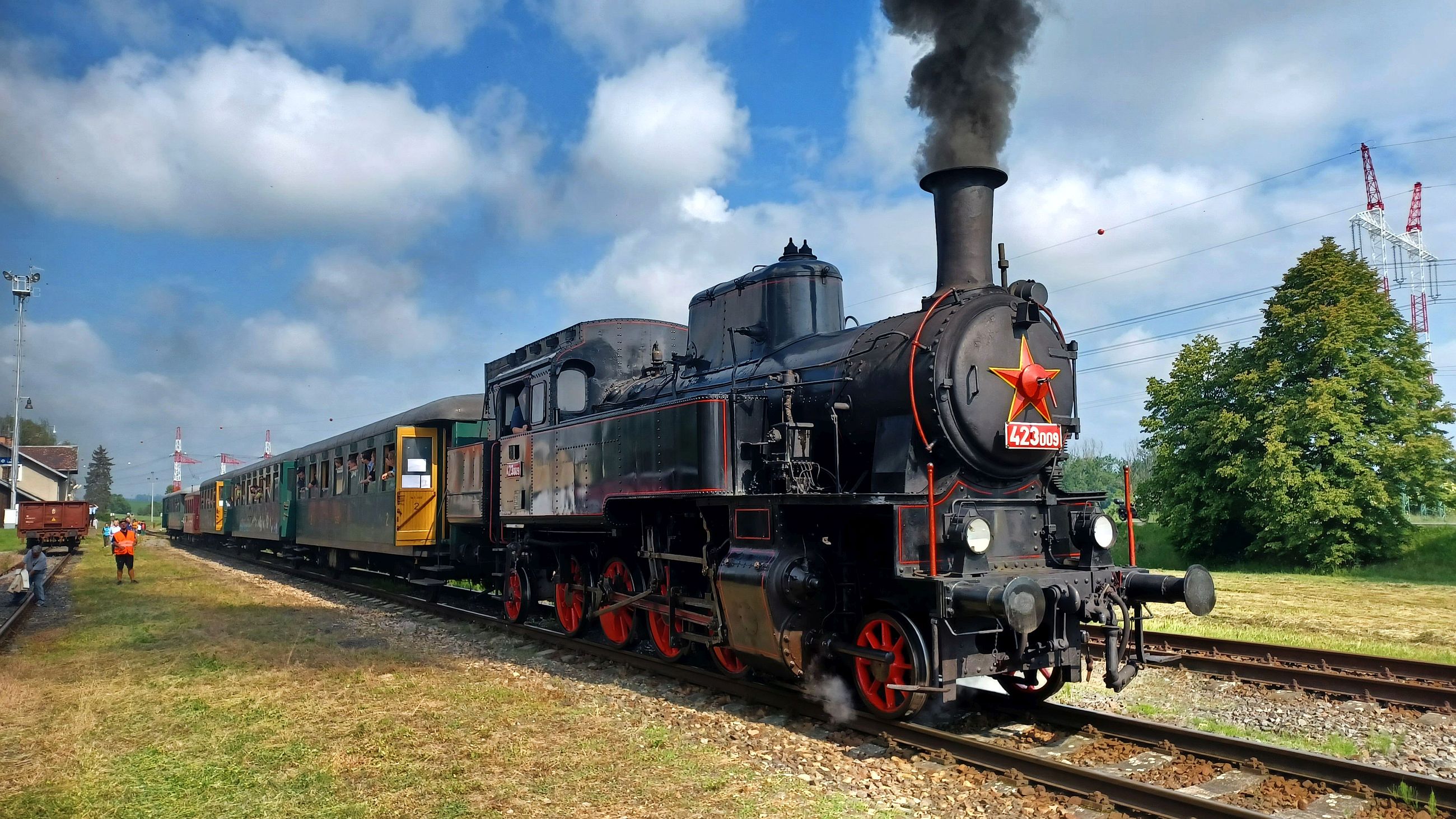 Historický vlak v čele s parní lokomotivou 423.009 "Velký bejček"