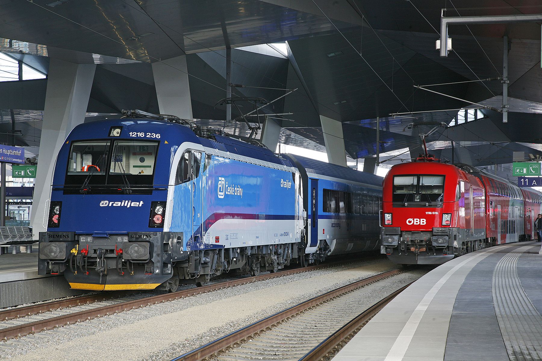 ČD and ÖBB Railjets in Vienna