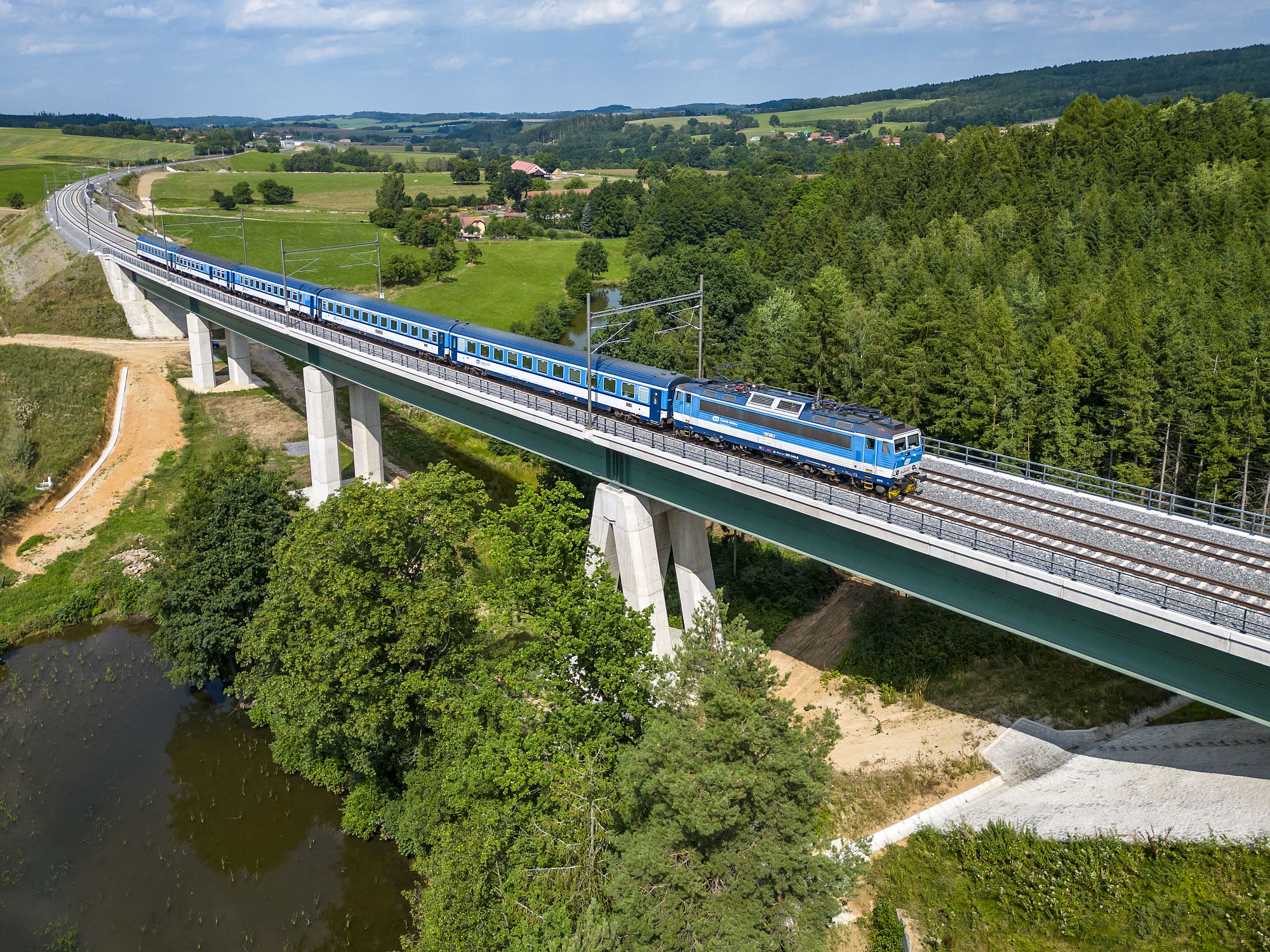 R17 Vltava train