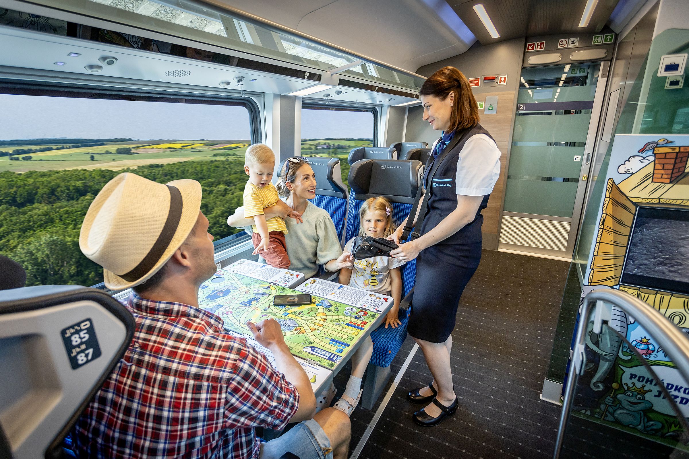 ComfortJet - 2. třída pro cestující s dětmi a sdětským kinem