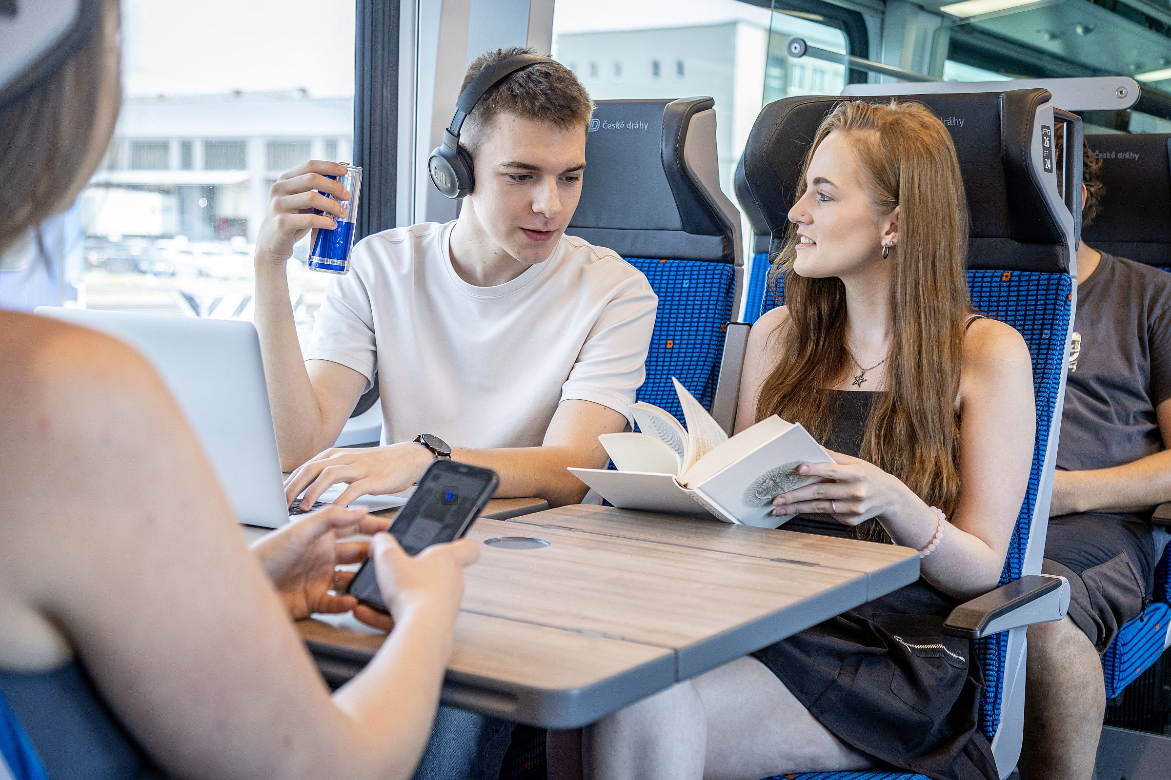 Cestující v ComfortJetu