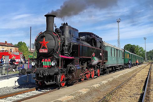 Historický vlak s parní lokomotivou Velký bejček (423.009)