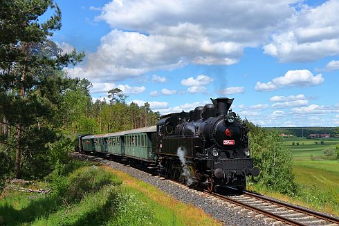 Historický vlak s parní lokomotivou Všudybylkou (354.195)
